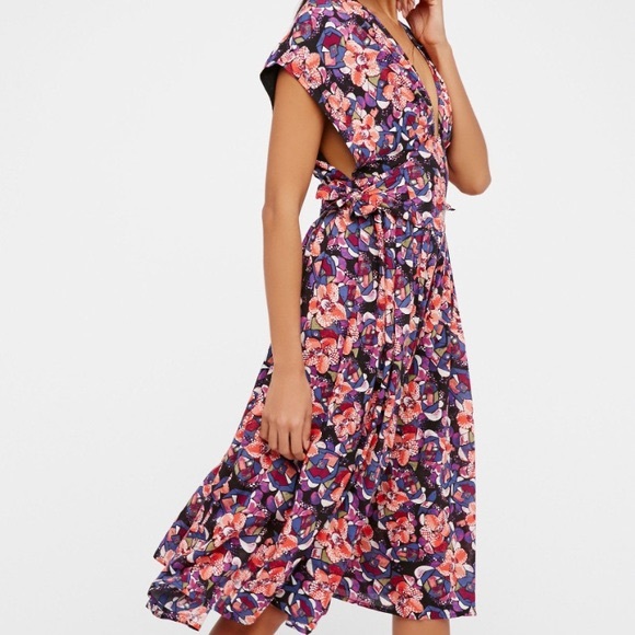 Free People Dresses & Skirts - FREE PEOPLE fitting in floral midi dress